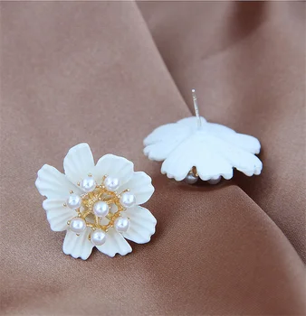 2022 La Modă Elegant Simulate Perla Cercei Stud Pentru Femei Dulce Floare Picătură De Bijuterii Coreea Alb Daisy Cercel Accesorii Cadou