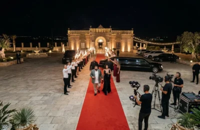 Florin Salam si Roxana Dobre aparitie fabuloasa la o nunta. Tinuta ei a furat toate privirile