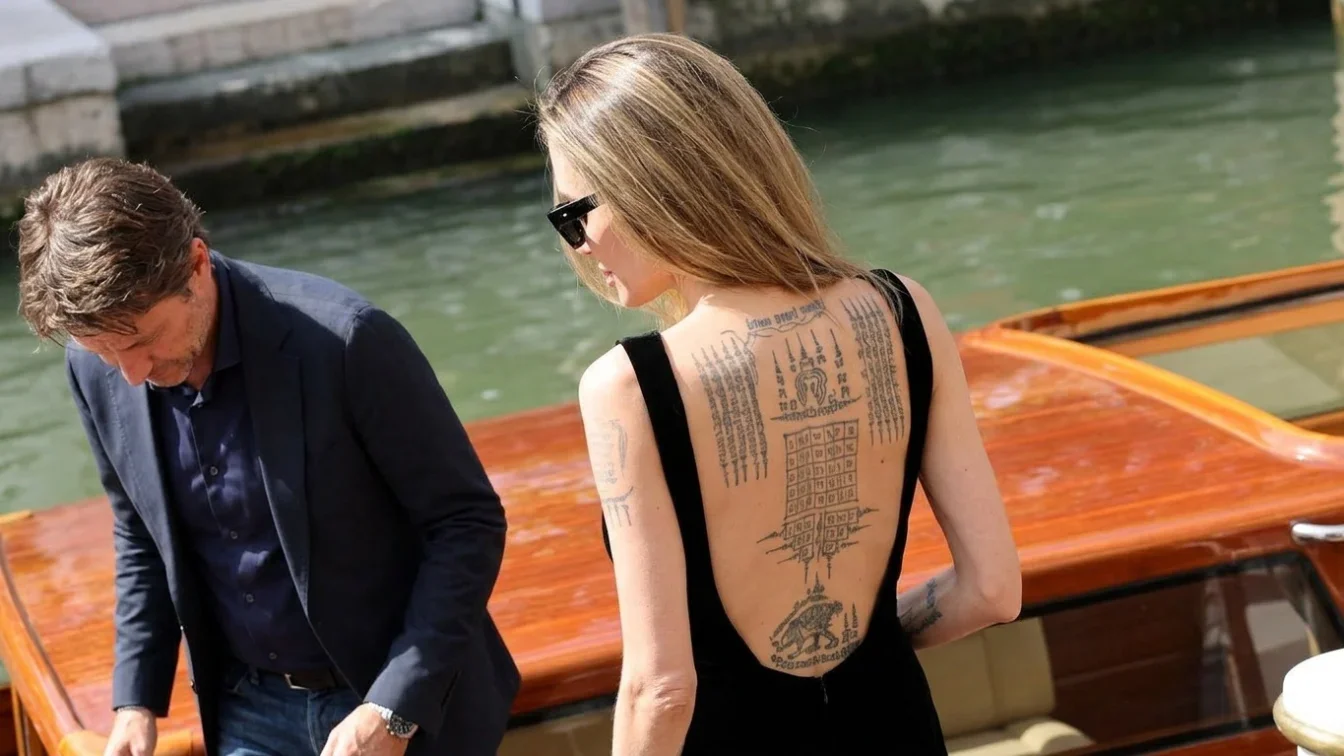 Deciziile radicale luate de 7 vedete. Ce tatuaje imense ascund sub haine