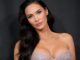 Manichiura lui Megan Fox combină french clasic, blooming gel și accente 3D argintii