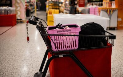 Coșurile roz din supermarketurile din Finlanda sunt testate ca semnal pentru dating în viața reală