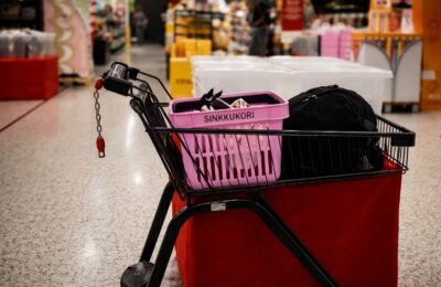 Coșurile roz din supermarketurile din Finlanda sunt testate ca semnal pentru dating în viața reală