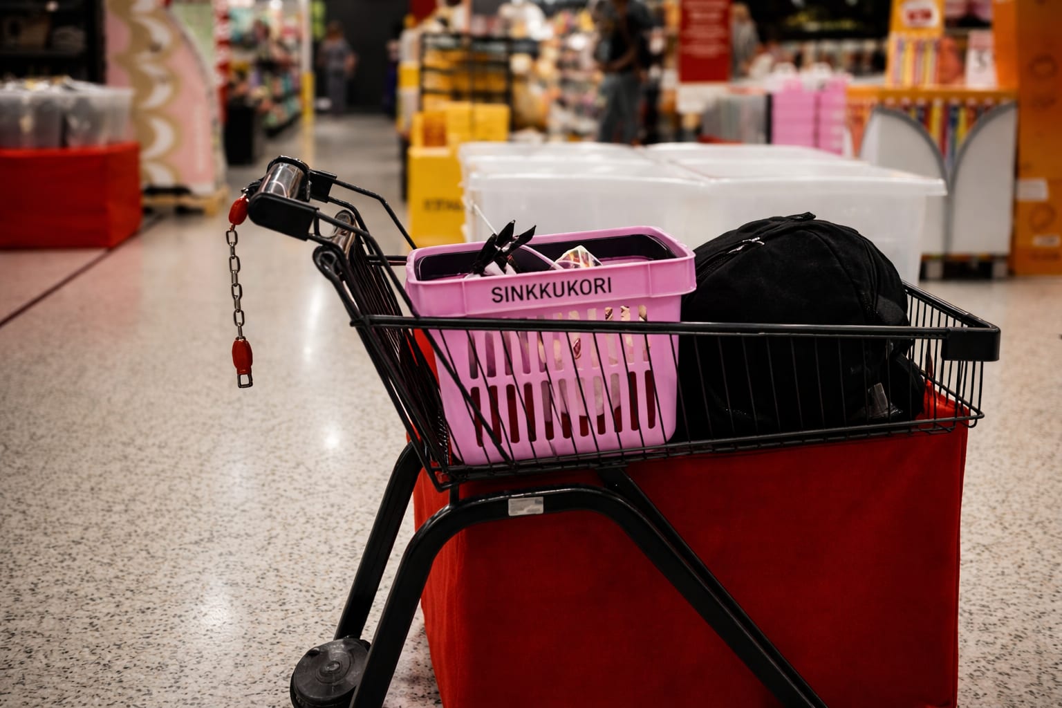 Coșurile roz din supermarketurile din Finlanda sunt testate ca semnal pentru dating în viața reală