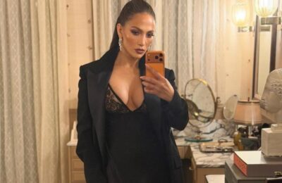 Jennifer Lopez a apărut la Paris cu părul ciufulit și un look construit în jurul unui palton roz pal