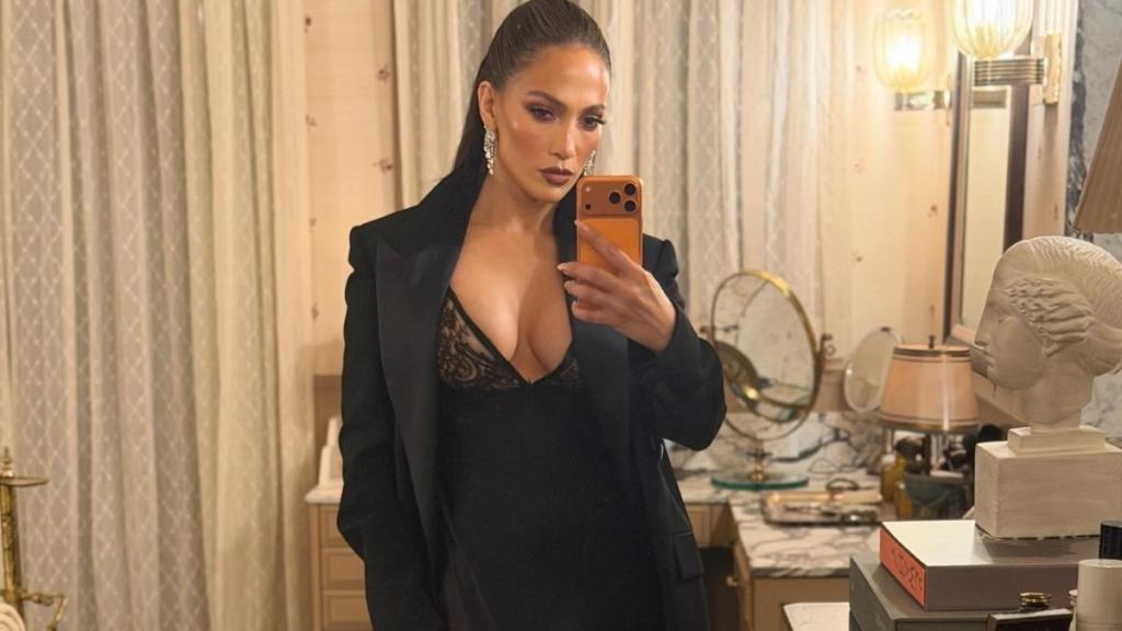 Jennifer Lopez a apărut la Paris cu părul ciufulit și un look construit în jurul unui palton roz pal