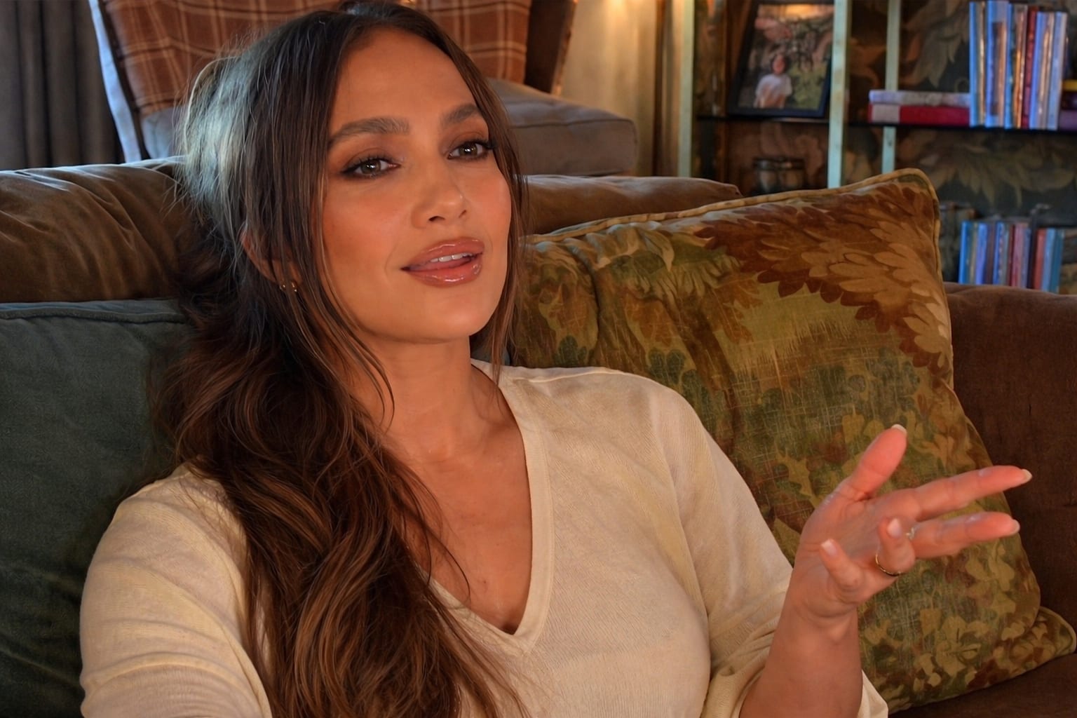 Jennifer Lopez a readus cureaua corset în prim plan printr o apariție all black la Paris