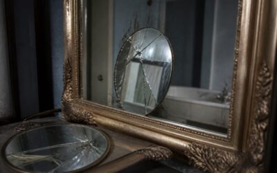Mesajele din copilărie și adolescență pot transforma oglinda într-o voce critică