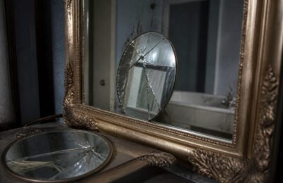 Mesajele din copilărie și adolescență pot transforma oglinda într-o voce critică
