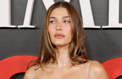 Metoda în 2 pași arătată de Hailey Bieber pentru un aspect mai odihnit sub ochi