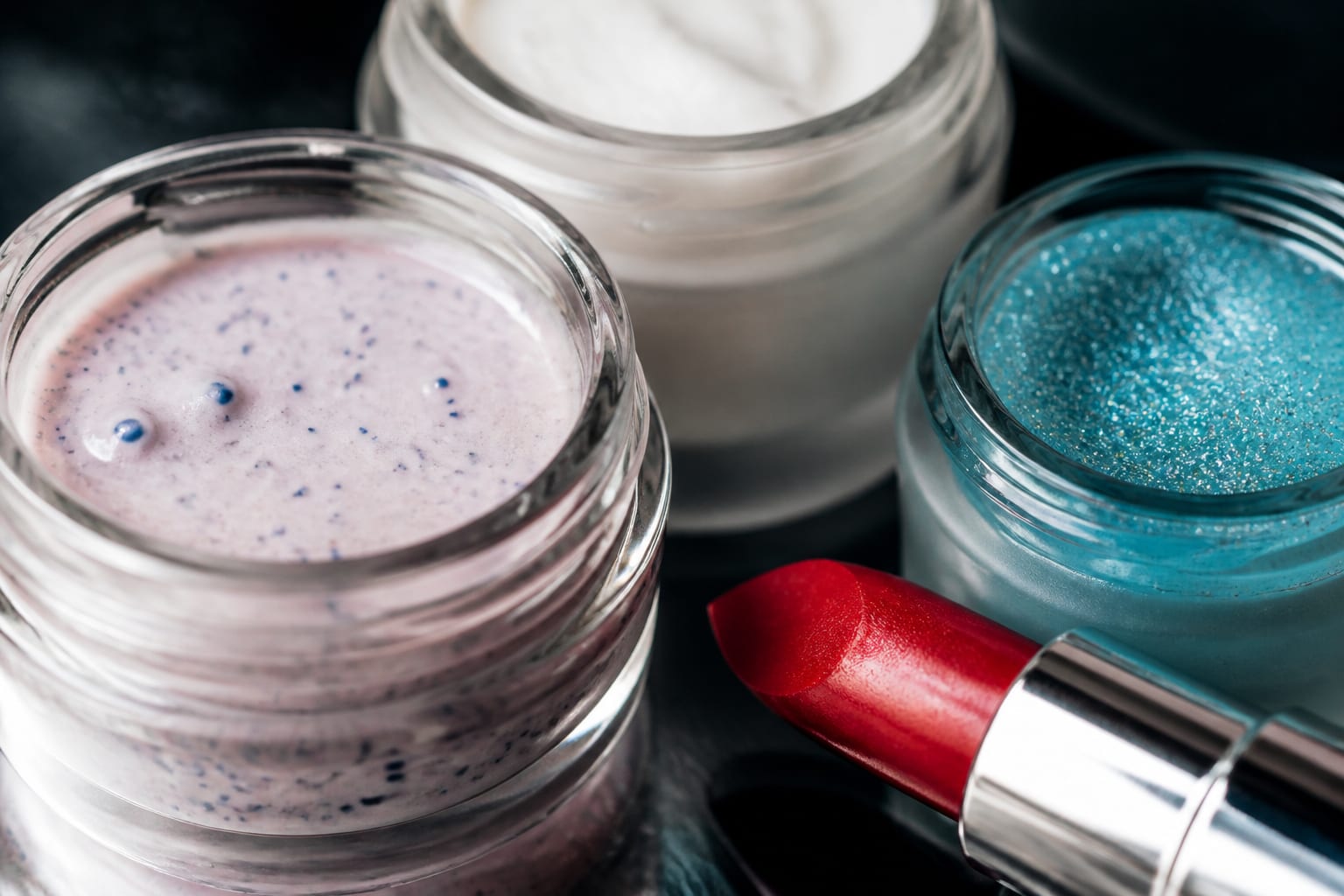 Microplasticele pot rămâne legal în cosmetice până la 16 octombrie 2035