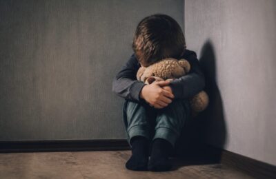 Semnele care arată că frica a înlocuit educația în relația cu copilul