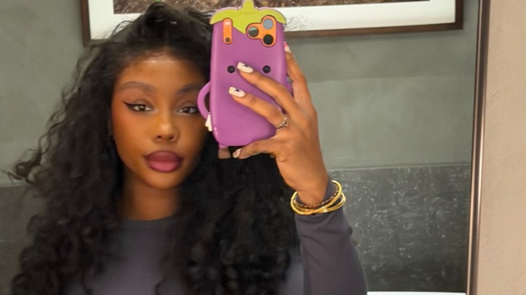SZA a apărut pe Instagram într o rochie lila cu decolteu până la talie și un styling boho ușor de adaptat