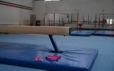 Fiica Larisei Iordache pe bârnă la un an și jumătate
