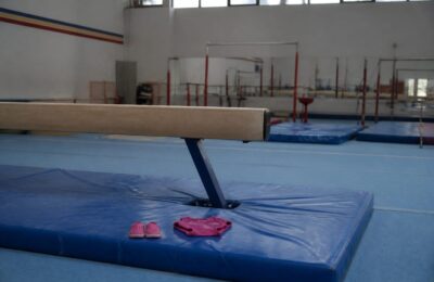 Fiica Larisei Iordache pe bârnă la un an și jumătate