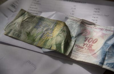 O adolescentă cu o formă severă de scolioză are nevoie de 50.000 de euro pentru o operație urgentă în Turcia