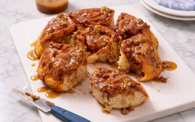 Sticky buns cu piersici, desertul spectaculos pentru un mic dejun de duminică