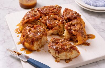 Sticky buns cu piersici, desertul spectaculos pentru un mic dejun de duminică