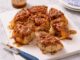 Sticky buns cu piersici, desertul spectaculos pentru un mic dejun de duminică