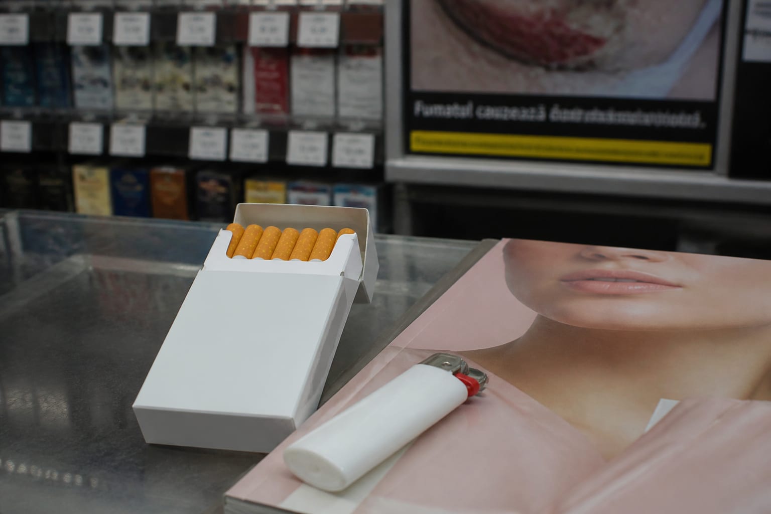 Țigara ca accesoriu de modă: Cum a revenit fumatul în imaginile vedetelor