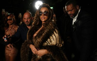 Roberto Cavalli mizează pe blugi cu cristale, pene și transparențe în colecția din 2027