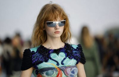 Debutul lui Simone Rizzo și Loris Messina la Moschino aduce trei piese absurde pe podium, dar nu fixează o direcție clară