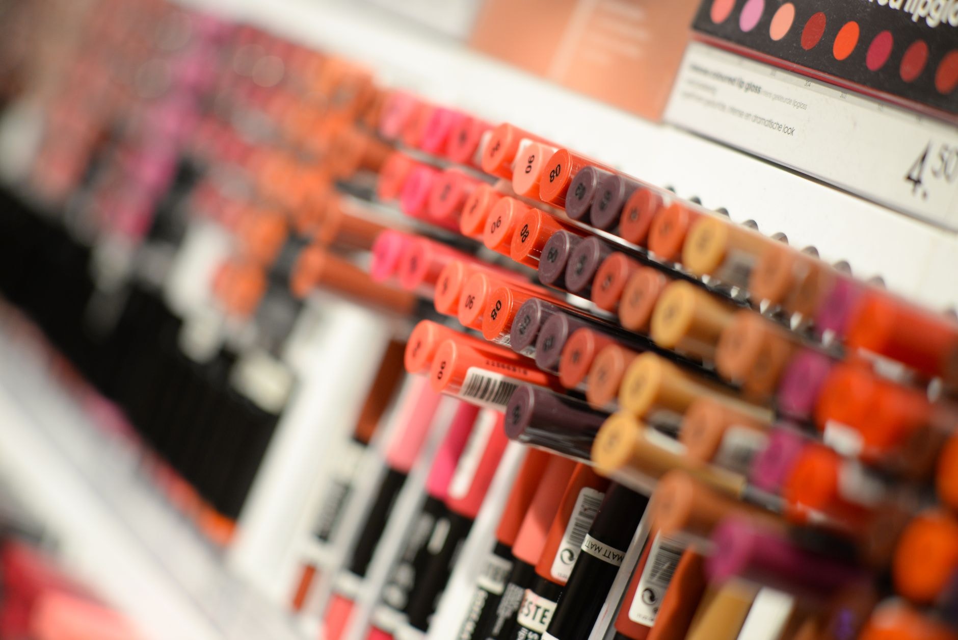 Produse cosmetice expuse pe rafturi