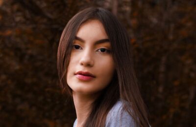 Cum se obține acasă nuanța „espresso brunette” cu gloss sau mască și cât rezistă culoarea între spălări