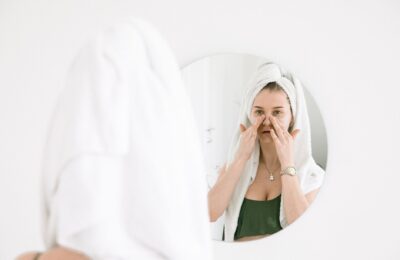 Imperfecțiunile persistă după demachiere? 8 obiceiuri de verificat în rutina de îngrijire și dincolo de ea